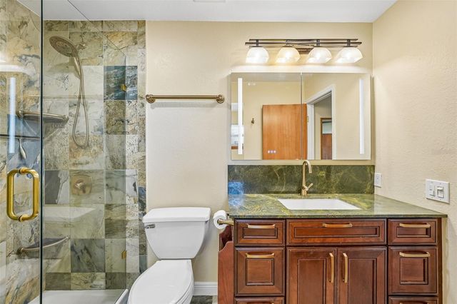 300 90TH AVENUE NE, St Petersburg, FL 33702