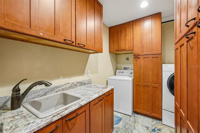 300 90TH AVENUE NE, St Petersburg, FL 33702