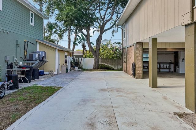300 90TH AVENUE NE, St Petersburg, FL 33702