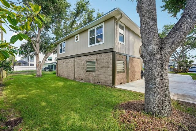 300 90TH AVENUE NE, St Petersburg, FL 33702