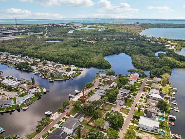 300 90TH AVENUE NE, St Petersburg, FL 33702