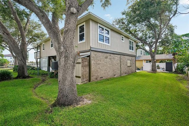 300 90TH AVENUE NE, St Petersburg, FL 33702