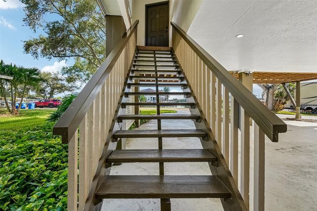 300 90TH AVENUE NE, St Petersburg, FL 33702