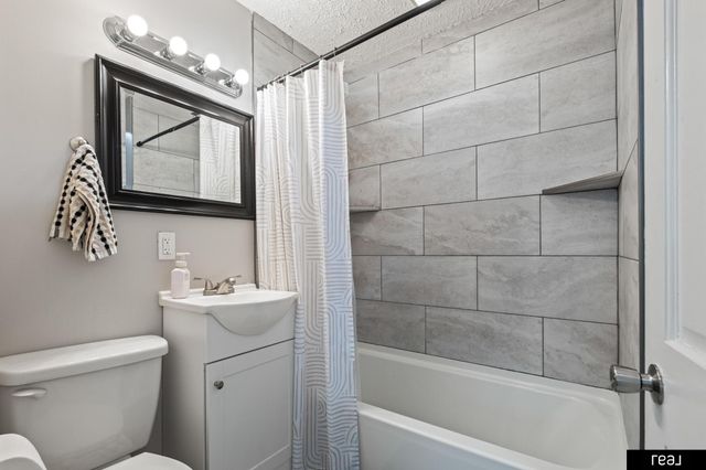 7074 Binney Street, Omaha, NE 68104