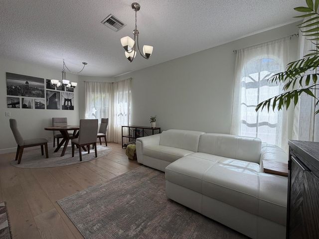 8302 Vía Serena, Boca Raton, FL 33433
