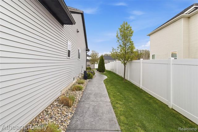 8197 Hidden Cove Court, Grand Blanc, MI 48439