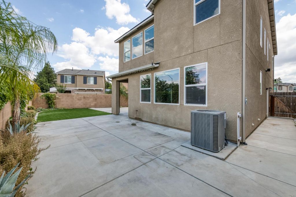 Image 10 of property listing at 5402 W Santa Barbara Drive, Fresno, CA 93722