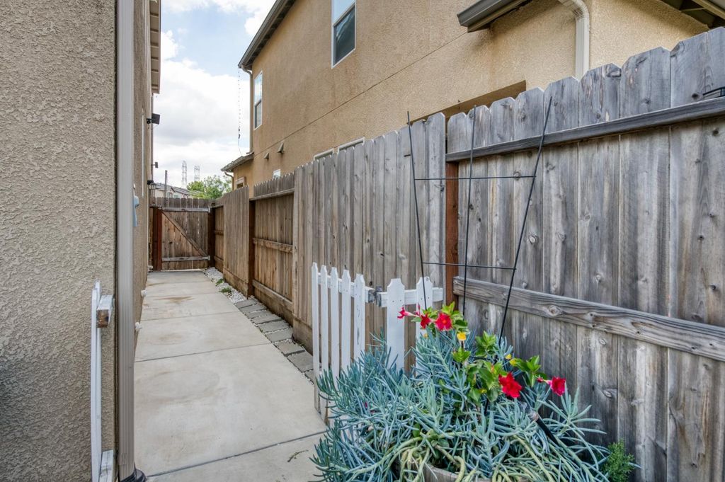 Image 15 of property listing at 5402 W Santa Barbara Drive, Fresno, CA 93722