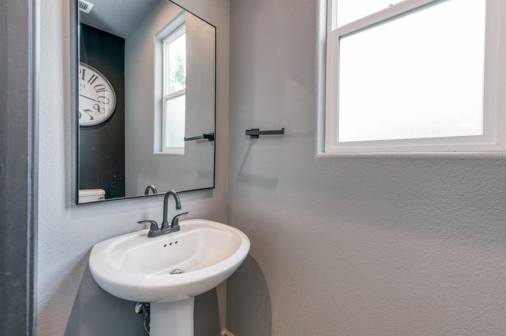 Image 25 of property listing at 5402 W Santa Barbara Drive, Fresno, CA 93722