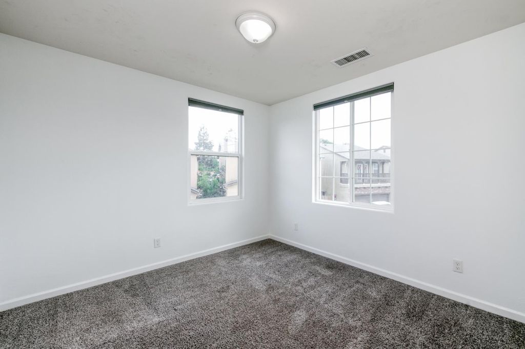 Image 32 of property listing at 5402 W Santa Barbara Drive, Fresno, CA 93722