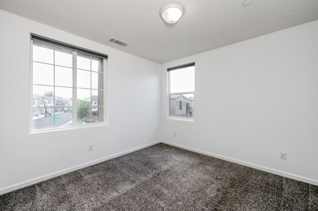 Image 33 of property listing at 5402 W Santa Barbara Drive, Fresno, CA 93722