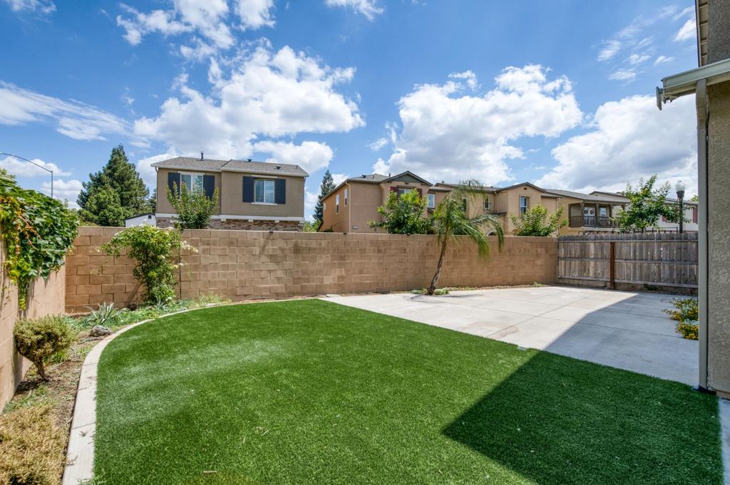 Image 9 of property listing at 5402 W Santa Barbara Drive, Fresno, CA 93722
