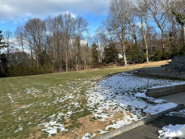 9 TWIN CEDAR Lane, Northport, NY 11768