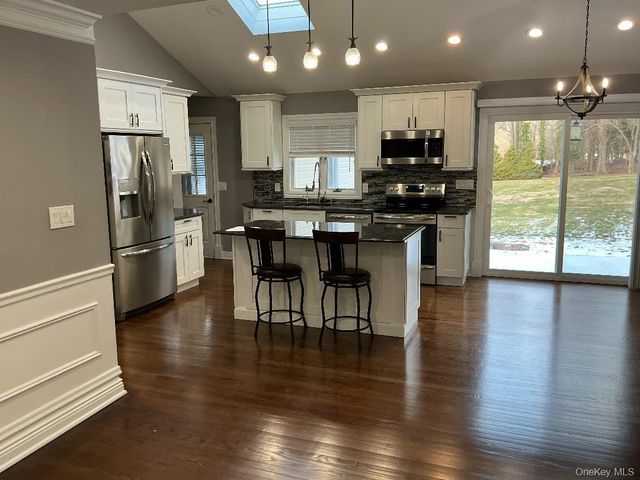 9 TWIN CEDAR Lane, Northport, NY 11768