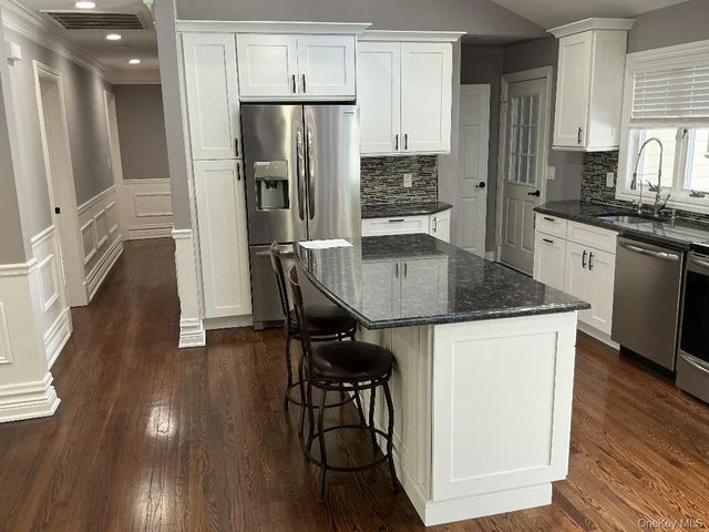 9 TWIN CEDAR Lane, Northport, NY 11768