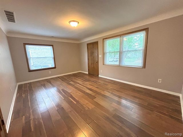 1455 E George Avenue, Hazel Park, MI 48030