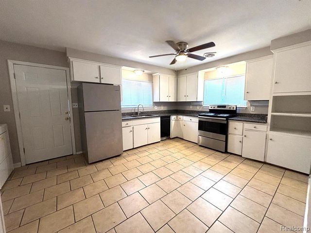 1455 E George Avenue, Hazel Park, MI 48030