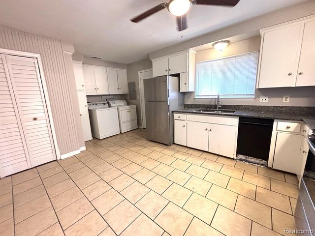 1455 E George Avenue, Hazel Park, MI 48030