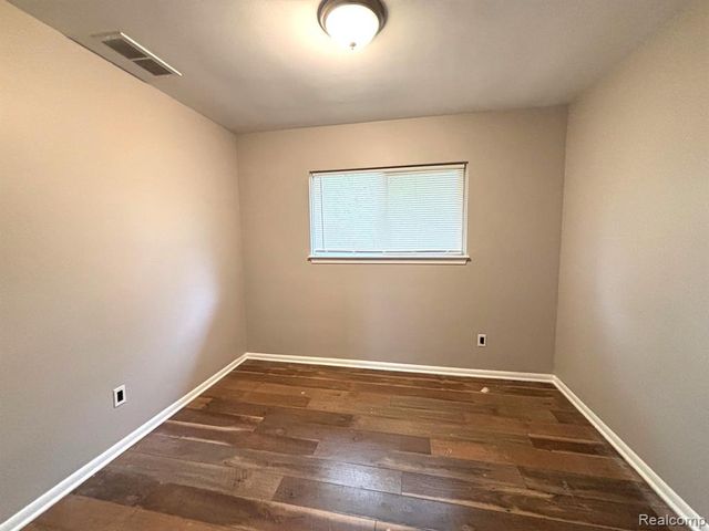 1455 E George Avenue, Hazel Park, MI 48030
