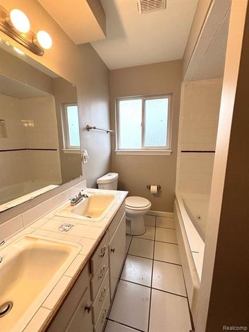 1455 E George Avenue, Hazel Park, MI 48030