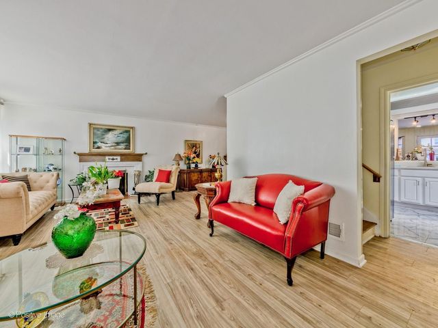8517 N Crawford Avenue, Skokie, IL 60076