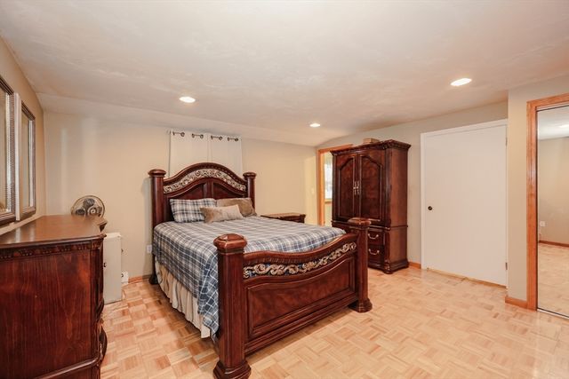 57 Arnold Ave, Lowell, MA 01852