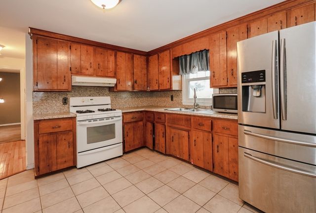 57 Arnold Ave, Lowell, MA 01852