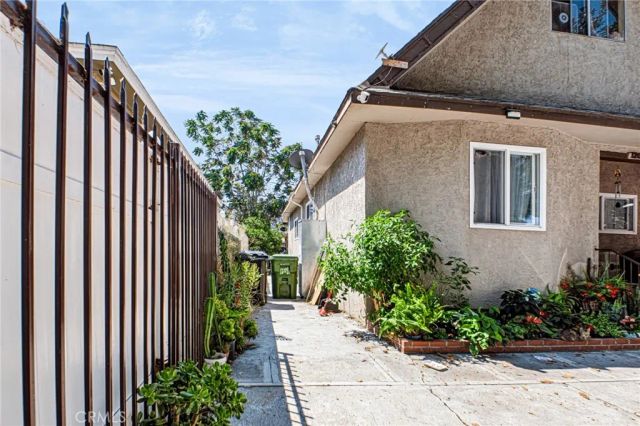1208 E 34th Street Los Angeles CA, Los Angeles, CA 90011
