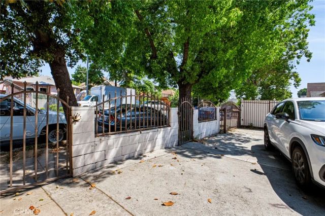 1208 E 34th Street Los Angeles CA, Los Angeles, CA 90011