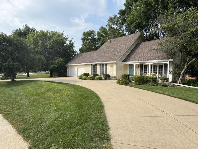 2329 Minnetonka Drive, Cedar Falls, IA 50613