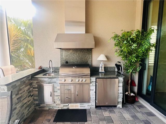 6574 Amarone LN, Naples, FL 34113