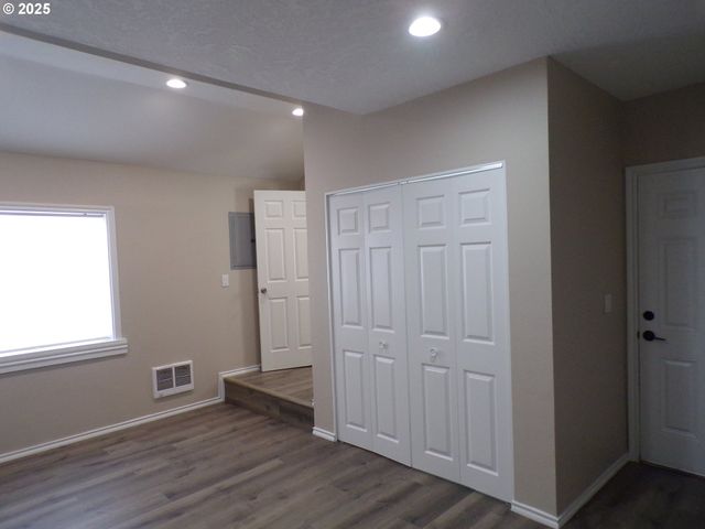 870 W LINCOLN St, Woodburn, OR 97071
