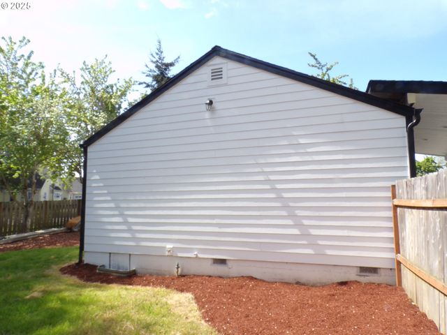 870 W LINCOLN St, Woodburn, OR 97071