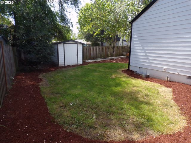 870 W LINCOLN St, Woodburn, OR 97071