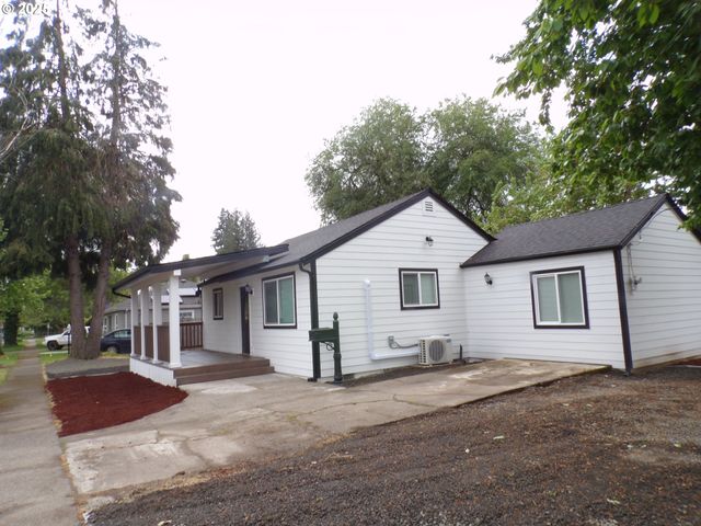870 W LINCOLN St, Woodburn, OR 97071