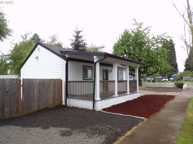 870 W LINCOLN St, Woodburn, OR 97071