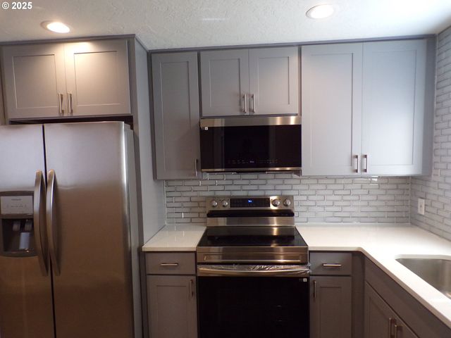 870 W LINCOLN St, Woodburn, OR 97071