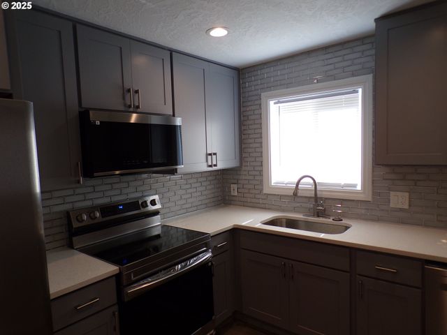 870 W LINCOLN St, Woodburn, OR 97071