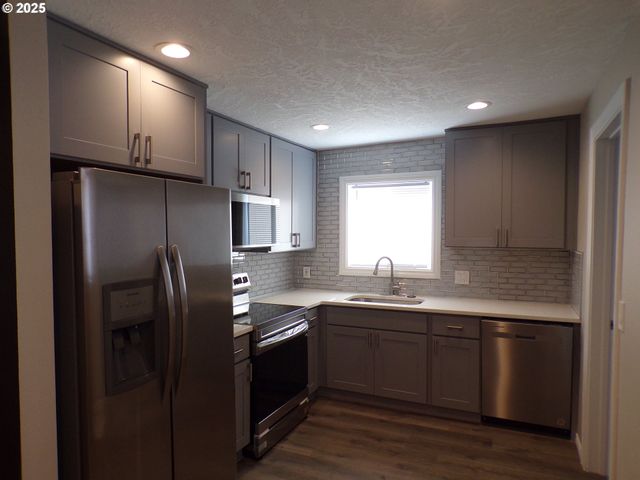 870 W LINCOLN St, Woodburn, OR 97071