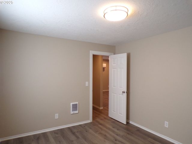870 W LINCOLN St, Woodburn, OR 97071