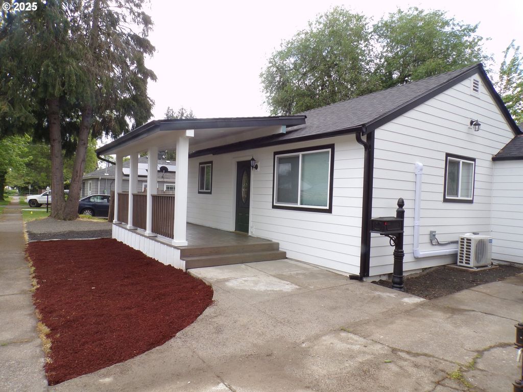 870 W LINCOLN St, Woodburn, OR 97071