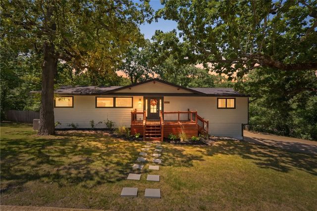 1143 N Oak Drive, Fayetteville, AR 72701
