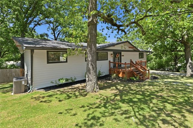 1143 N Oak Drive, Fayetteville, AR 72701
