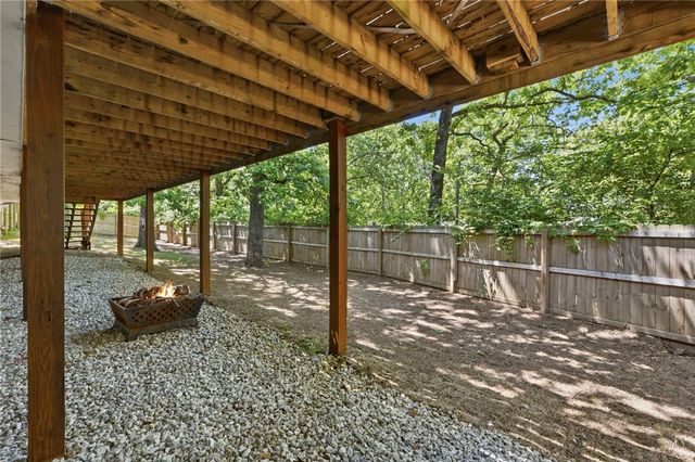 1143 N Oak Drive, Fayetteville, AR 72701