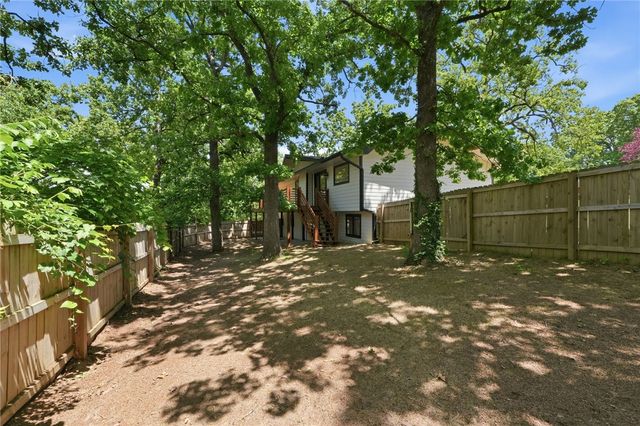 1143 N Oak Drive, Fayetteville, AR 72701