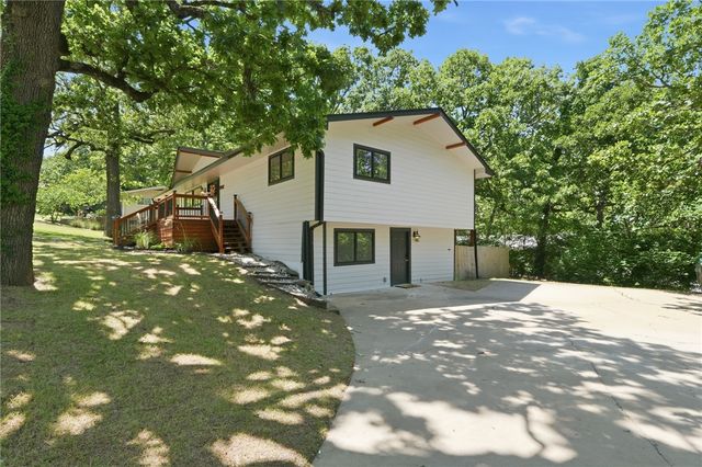 1143 N Oak Drive, Fayetteville, AR 72701