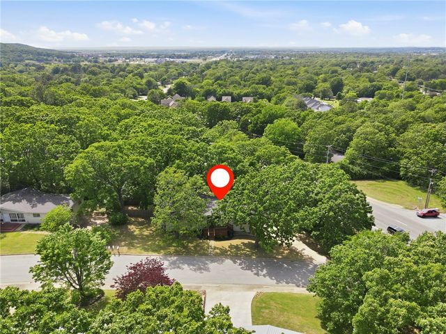 1143 N Oak Drive, Fayetteville, AR 72701
