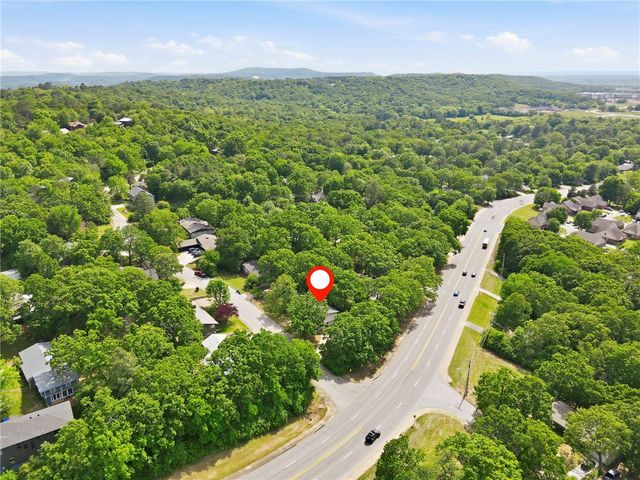 1143 N Oak Drive, Fayetteville, AR 72701