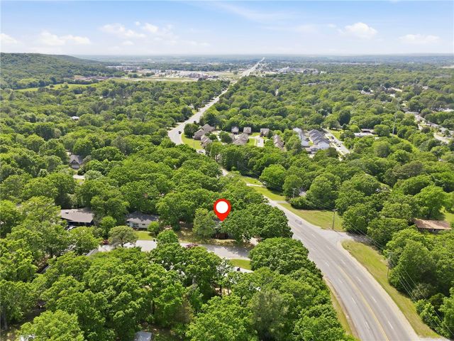 1143 N Oak Drive, Fayetteville, AR 72701