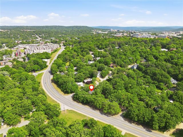 1143 N Oak Drive, Fayetteville, AR 72701